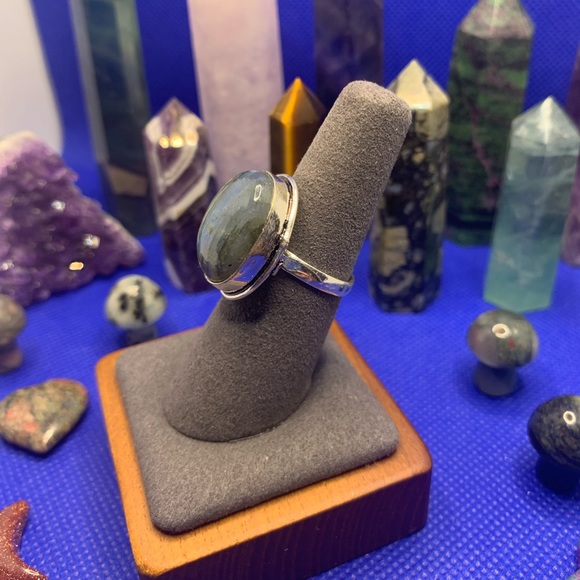 Flashy Striped Labradorite Oval Ring. .925 Sterling Plated. Size 6.5 - Picture 3 of 12